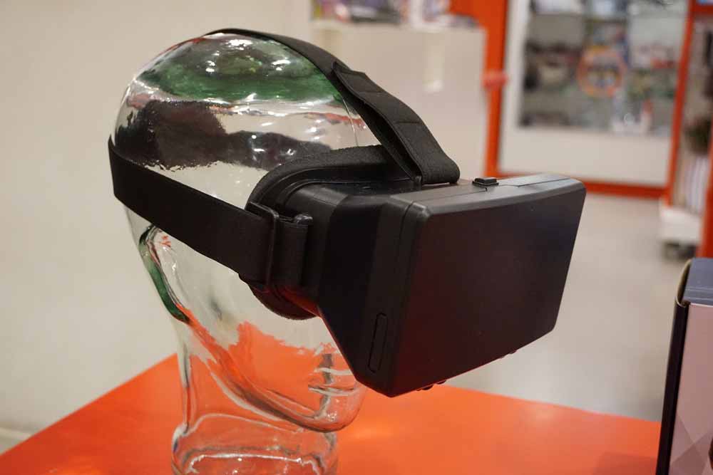 عینک واقعیت مجازی برای ورود به متاورس روی سر یک مانکن